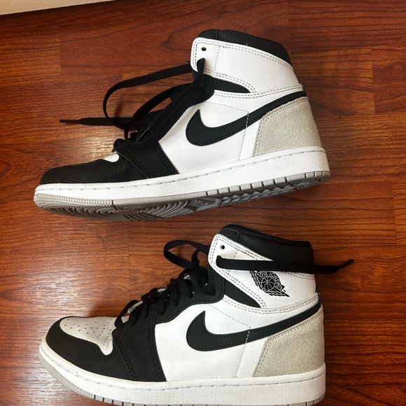 Nike Air Jordans Black and White High-Top Sneakers in crackle leather - Picture 4 of 15